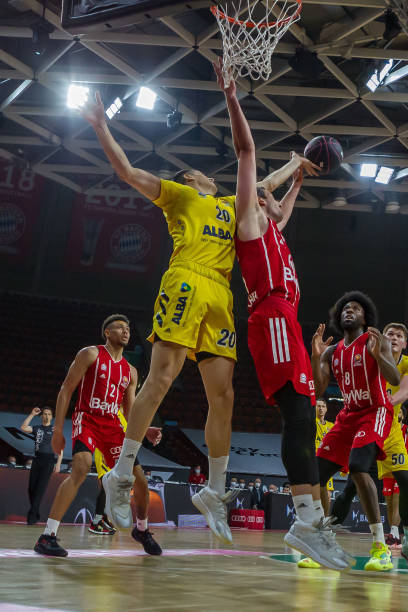 她以积极的 她以积极的